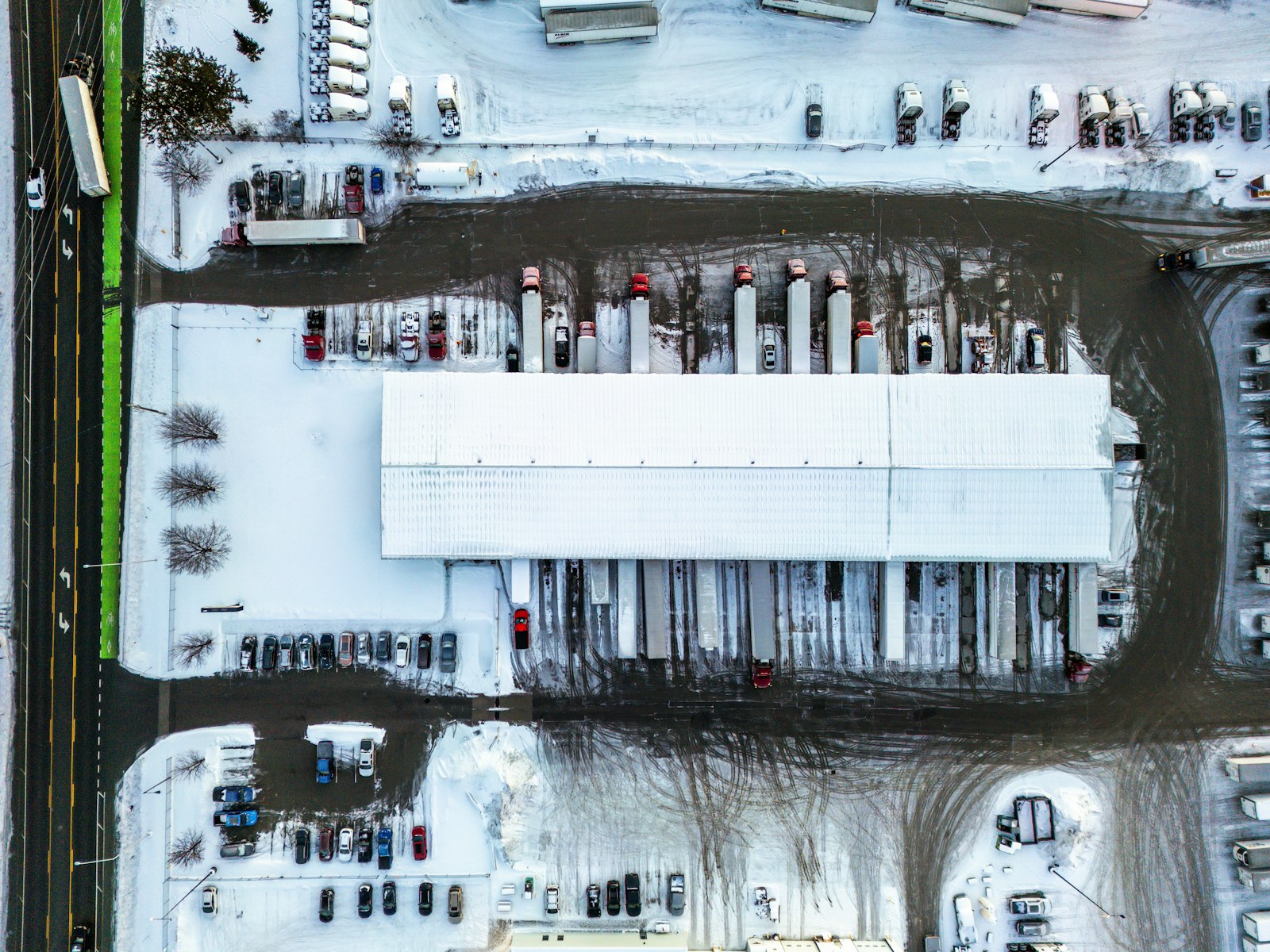 Промышленный склад с грузовым транспортом